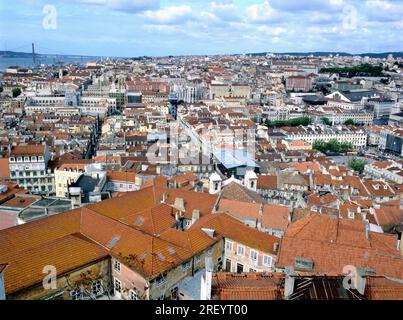 Panoramablick aus der Vogelperspektive auf die Skyline von Lissabon vom Castelo de Sao Jorge, Portugal Stockfoto
