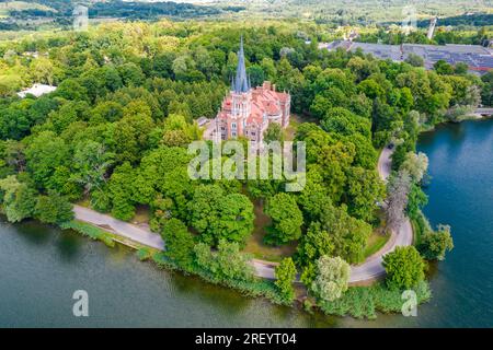 Palast Tyszkiewicz (Herrenhaus Tiskeviciai) in Lentvaris an der Küste des Sees, Litauen. Luftaufnahme der Burg im Tudor-Stil Stockfoto