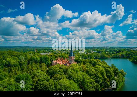 Palast Tyszkiewicz (Herrenhaus Tiskeviciai) in Lentvaris an der Küste des Sees, Litauen. Luftaufnahme der Burg im Tudor-Stil Stockfoto