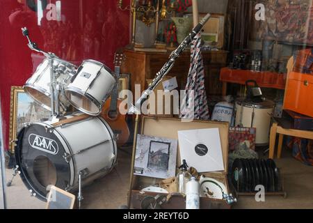 Tongeren. Limburg - Belgien 13-02-2022. Verkauf alter Musikinstrumente auf dem Flohmarkt Stockfoto