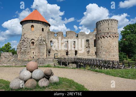 Lettische Touristenattraktion - Ruinen der mittelalterlichen Burg, Steinmauern und Türme in Cesis, Lettland. Stockfoto