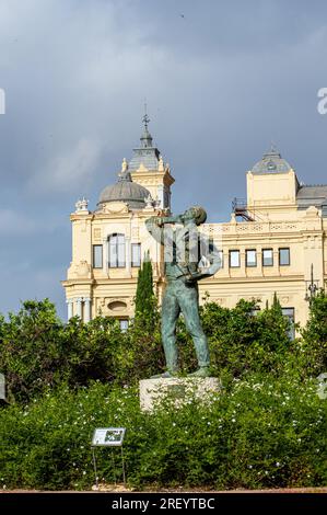 MALAGA, SPANIEN - 17. JULI 2023: Biznaguero-Denkmal (Estatua del Biznaguero) in der Nähe des Rathauses von Malaga an einem Sommertag am Morgen in Malaga, Spanien auf J Stockfoto