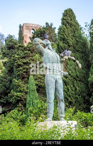 MALAGA, SPANIEN - 17. JULI 2023: Biznaguero-Denkmal (Estatua del Biznaguero) in der Nähe des Rathauses von Malaga an einem Sommertag am Morgen in Malaga, Spanien auf J Stockfoto