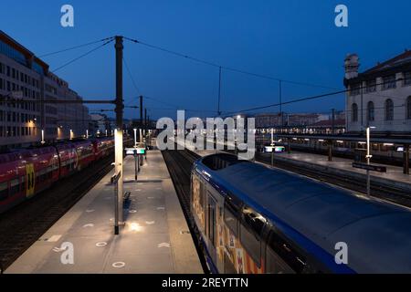 Marseille, Frankreich. 30. Juli 2023. Die Gleise und Plattformen des Gare Saint-Charles, die nach Sonnenuntergang bei der Blue Hour in Marseille, Frankreich, am 28. Juli 2023 zu sehen waren. Foto: Laurent Coust/ABACAPRESS.COM. Kredit: Abaca Press/Alamy Live News Stockfoto