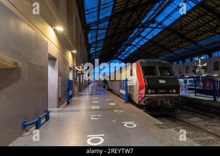 Marseille, Frankreich. 30. Juli 2023. Ein SNCF Intercités-Zug am Gare Saint-Charles in Marseille, Frankreich, am 28. Juli 2023. Foto: Laurent Coust/ABACAPRESS.COM. Kredit: Abaca Press/Alamy Live News Stockfoto