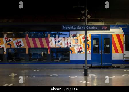 Marseille, Frankreich. 30. Juli 2023. Ein Regionalexpress (TER) aus der Region Provence-Alpes-Cote d'Azur am Gare Saint-Charles in Marseille, Frankreich, am 28. Juli 2023. Foto: Laurent Coust/ABACAPRESS.COM. Kredit: Abaca Press/Alamy Live News Stockfoto