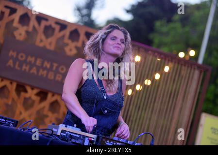 Sitges, Spanien. 29. Juli 2023. DJ Mona Lee sah sie während ihrer Sitzung beim Jardins de Terramar Festival in Sitges. Lissa Callens, 31 Jahre alt, mit dem Bühnennamen Mona Lee, ist DJ und Sängerin in Belgien mit einer großartigen internationalen Musiklehrbahn, hat außerdem ein Hochschuldiplom in Pädagogik und Psychologie und ist Englischlehrerin, Niederländischerin und Französischlehrerin in Sitges ( Barcelona) (Foto: Ramon Costa/SOPA Images/Sipa USA) Guthaben: SIPA USA/Alamy Live News Stockfoto