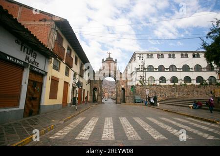 Cusco, Peru; 1. Januar 2023: Uralter Steinbogen in einer Straße im historischen Zentrum von Cusco Stockfoto