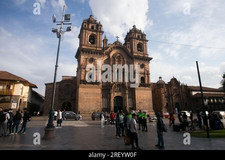 Cusco, Peru; 1. Januar 2023: Kirche der Gesellschaft Jesu. Aus Stein, fertiggestellt im Jahr 1765, mit einem spektakulären Innenraum mit Blattgold bedeckt. Stockfoto