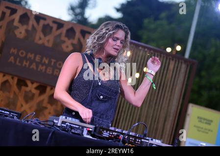 Sitges, Spanien. 29. Juli 2023. DJ Mona Lee sah sie während ihrer Sitzung beim Jardins de Terramar Festival in Sitges. Lissa Callens, 31 Jahre alt, mit dem Bühnennamen Mona Lee, ist DJ und Sängerin in Belgien mit einer großartigen internationalen Musiklehrbahn, hat außerdem ein Hochschuldiplom in Pädagogik und Psychologie und ist Englischlehrerin, Niederländischerin und Französischlehrerin in Sitges ( Barcelona) (Foto: Ramon Costa/SOPA Images/Sipa USA) Guthaben: SIPA USA/Alamy Live News Stockfoto