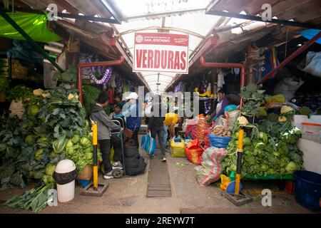 Cusco, Peru; 1. Januar 2023: Aktivität auf dem San Jeronimo Markt, dem größten in der Stadt Cusco. Stockfoto