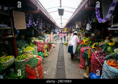 Cusco, Peru; 1. Januar 2023: Aktivität auf dem San Jeronimo Markt, dem größten in der Stadt Cusco. Stockfoto