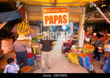 Cusco, Peru; 1. Januar 2023: Aktivität auf dem San Jeronimo Markt, dem größten in der Stadt Cusco. Stockfoto