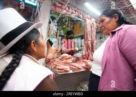 Cusco, Peru; 1. Januar 2023: Verkaufsstand für Fleisch auf dem Zentralmarkt von Sant Jerónimo de Cusco in Peru. Stockfoto