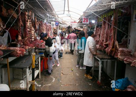 Cusco, Peru; 1. Januar 2023: Verkaufsstand für Fleisch auf dem Zentralmarkt von Sant Jerónimo de Cusco in Peru. Stockfoto
