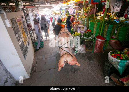 Cusco, Peru; 1. Januar 2023: Verkaufsstand für Fleisch auf dem Zentralmarkt von Sant Jerónimo de Cusco in Peru. Stockfoto