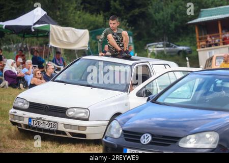 Stierkampf ohne Blut, bosnische Korrida, der seine eigene Geschichte von sieben Jahrzehnten hat und viele Besucher in Cevljanovici, Bosnien und Hisabeth am 30 anzieht. Juli 2023. Foto: Armin Durgut/PIXSELL Credit: Pixsell/Alamy Live News Stockfoto