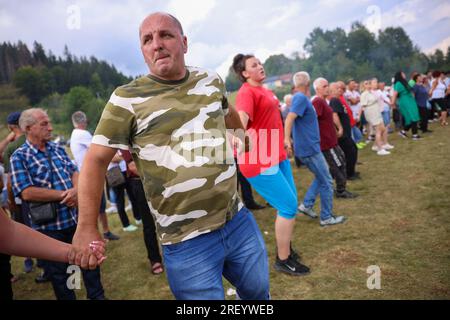 Stierkampf ohne Blut, bosnische Korrida, der seine eigene Geschichte von sieben Jahrzehnten hat und viele Besucher in Cevljanovici, Bosnien und Hisabeth am 30 anzieht. Juli 2023. Foto: Armin Durgut/PIXSELL Credit: Pixsell/Alamy Live News Stockfoto