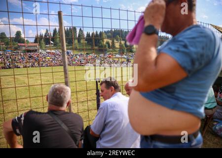 Stierkampf ohne Blut, bosnische Korrida, der seine eigene Geschichte von sieben Jahrzehnten hat und viele Besucher in Cevljanovici, Bosnien und Hisabeth am 30 anzieht. Juli 2023. Foto: Armin Durgut/PIXSELL Credit: Pixsell/Alamy Live News Stockfoto