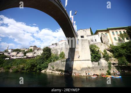 457. Jährlich stattfindendes Mostar Bridge Jumping Festival aus einer Höhe von 20 Metern im Fluss Neretva am 30 in Mostar, Bosnien und Herzegowina. Juli 2023. Foto: Denis Kapetanovic/PIXSELL Credit: Pixsell/Alamy Live News Stockfoto