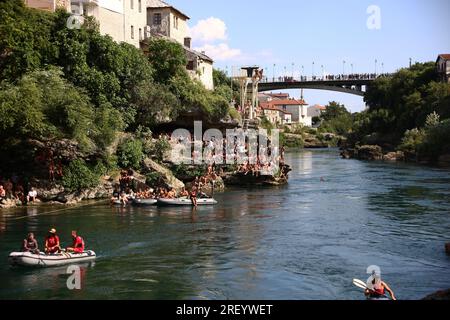 457. Jährlich stattfindendes Mostar Bridge Jumping Festival aus einer Höhe von 20 Metern im Fluss Neretva am 30 in Mostar, Bosnien und Herzegowina. Juli 2023. Foto: Denis Kapetanovic/PIXSELL Credit: Pixsell/Alamy Live News Stockfoto