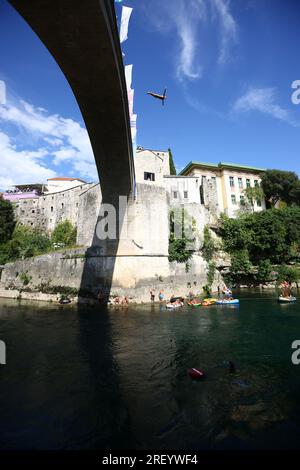 457. Jährlich stattfindendes Mostar Bridge Jumping Festival aus einer Höhe von 20 Metern im Fluss Neretva am 30 in Mostar, Bosnien und Herzegowina. Juli 2023. Foto: Denis Kapetanovic/PIXSELL Credit: Pixsell/Alamy Live News Stockfoto