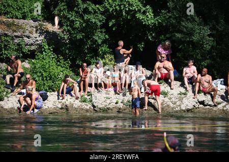 457. Jährlich stattfindendes Mostar Bridge Jumping Festival aus einer Höhe von 20 Metern im Fluss Neretva am 30 in Mostar, Bosnien und Herzegowina. Juli 2023. Foto: Denis Kapetanovic/PIXSELL Credit: Pixsell/Alamy Live News Stockfoto