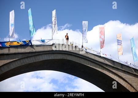 457. Jährlich stattfindendes Mostar Bridge Jumping Festival aus einer Höhe von 20 Metern im Fluss Neretva am 30 in Mostar, Bosnien und Herzegowina. Juli 2023. Foto: Denis Kapetanovic/PIXSELL Credit: Pixsell/Alamy Live News Stockfoto