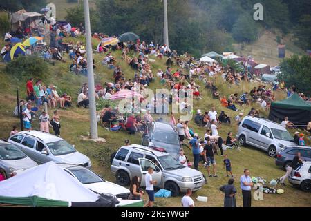 Stierkampf ohne Blut, bosnische Korrida, der seine eigene Geschichte von sieben Jahrzehnten hat und viele Besucher in Cevljanovici, Bosnien und Hisabeth am 30 anzieht. Juli 2023. Foto: Armin Durgut/PIXSELL Credit: Pixsell/Alamy Live News Stockfoto