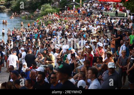 457. Jährlich stattfindendes Mostar Bridge Jumping Festival aus einer Höhe von 20 Metern im Fluss Neretva am 30 in Mostar, Bosnien und Herzegowina. Juli 2023. Foto: Denis Kapetanovic/PIXSELL Credit: Pixsell/Alamy Live News Stockfoto