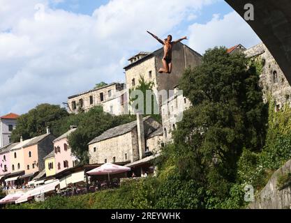 457. Jährlich stattfindendes Mostar Bridge Jumping Festival aus einer Höhe von 20 Metern im Fluss Neretva am 30 in Mostar, Bosnien und Herzegowina. Juli 2023. Foto: Denis Kapetanovic/PIXSELL Credit: Pixsell/Alamy Live News Stockfoto