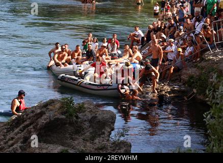 457. Jährlich stattfindendes Mostar Bridge Jumping Festival aus einer Höhe von 20 Metern im Fluss Neretva am 30 in Mostar, Bosnien und Herzegowina. Juli 2023. Foto: Denis Kapetanovic/PIXSELL Credit: Pixsell/Alamy Live News Stockfoto
