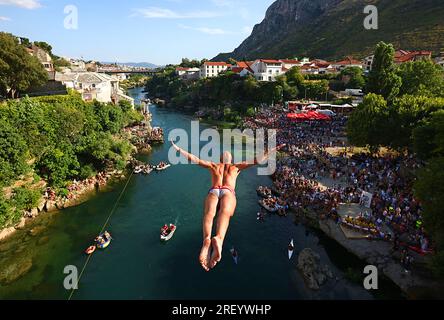 457. Jährlich stattfindendes Mostar Bridge Jumping Festival aus einer Höhe von 20 Metern im Fluss Neretva am 30 in Mostar, Bosnien und Herzegowina. Juli 2023. Foto: Denis Kapetanovic/PIXSELL Credit: Pixsell/Alamy Live News Stockfoto