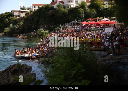 457. Jährlich stattfindendes Mostar Bridge Jumping Festival aus einer Höhe von 20 Metern im Fluss Neretva am 30 in Mostar, Bosnien und Herzegowina. Juli 2023. Foto: Denis Kapetanovic/PIXSELL Credit: Pixsell/Alamy Live News Stockfoto