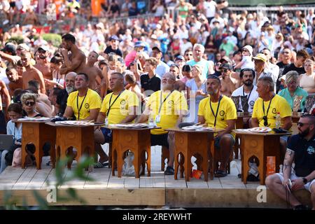 457. Jährlich stattfindendes Mostar Bridge Jumping Festival aus einer Höhe von 20 Metern im Fluss Neretva am 30 in Mostar, Bosnien und Herzegowina. Juli 2023. Foto: Denis Kapetanovic/PIXSELL Credit: Pixsell/Alamy Live News Stockfoto