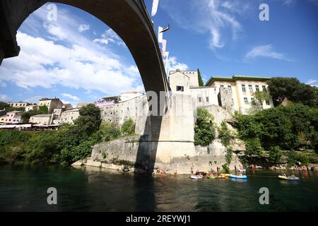 457. Jährlich stattfindendes Mostar Bridge Jumping Festival aus einer Höhe von 20 Metern im Fluss Neretva am 30 in Mostar, Bosnien und Herzegowina. Juli 2023. Foto: Denis Kapetanovic/PIXSELL Credit: Pixsell/Alamy Live News Stockfoto
