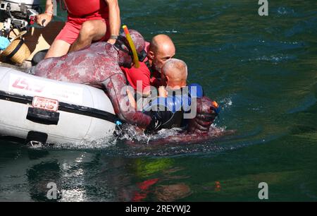 457. Jährlich stattfindendes Mostar Bridge Jumping Festival aus einer Höhe von 20 Metern im Fluss Neretva am 30 in Mostar, Bosnien und Herzegowina. Juli 2023. Foto: Denis Kapetanovic/PIXSELL Credit: Pixsell/Alamy Live News Stockfoto