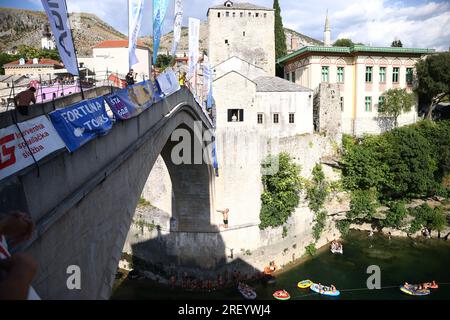 457. Jährlich stattfindendes Mostar Bridge Jumping Festival aus einer Höhe von 20 Metern im Fluss Neretva am 30 in Mostar, Bosnien und Herzegowina. Juli 2023. Foto: Denis Kapetanovic/PIXSELL Credit: Pixsell/Alamy Live News Stockfoto
