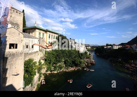 457. Jährlich stattfindendes Mostar Bridge Jumping Festival aus einer Höhe von 20 Metern im Fluss Neretva am 30 in Mostar, Bosnien und Herzegowina. Juli 2023. Foto: Denis Kapetanovic/PIXSELL Credit: Pixsell/Alamy Live News Stockfoto