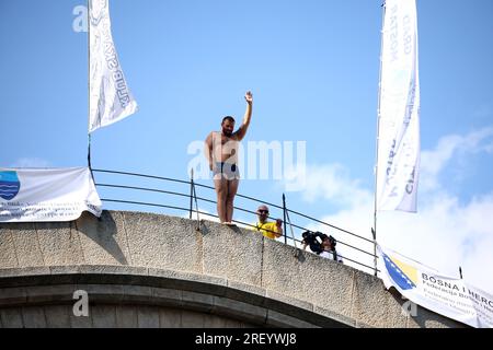 457. Jährlich stattfindendes Mostar Bridge Jumping Festival aus einer Höhe von 20 Metern im Fluss Neretva am 30 in Mostar, Bosnien und Herzegowina. Juli 2023. Foto: Denis Kapetanovic/PIXSELL Credit: Pixsell/Alamy Live News Stockfoto