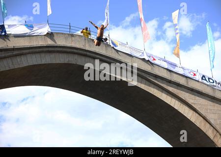 457. Jährlich stattfindendes Mostar Bridge Jumping Festival aus einer Höhe von 20 Metern im Fluss Neretva am 30 in Mostar, Bosnien und Herzegowina. Juli 2023. Foto: Denis Kapetanovic/PIXSELL Credit: Pixsell/Alamy Live News Stockfoto