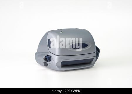 Hasselt. Limburg - Belgien 25-04-2023 Polaroid P 600. Nahaufnahme der Vorderansicht in geschlossener Position. sofortfilm. Weißer Hintergrund Stockfoto