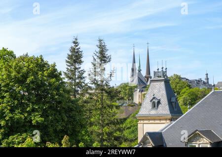 Luxemburg-Stadt-Luxemburg 06-05-2023. Die größte Kathedrale Luxemburgs, zersplittert. spiers von Türmen und angrenzenden Gebäuden vor dem Hintergrund einer Stockfoto