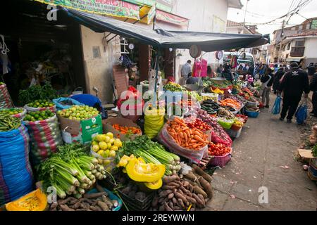 Cusco Peru, 1. Januar 2023: Die Einheimischen verkaufen Obst und Gemüse auf dem zentralen Markt von Cusco in Peru. Stockfoto