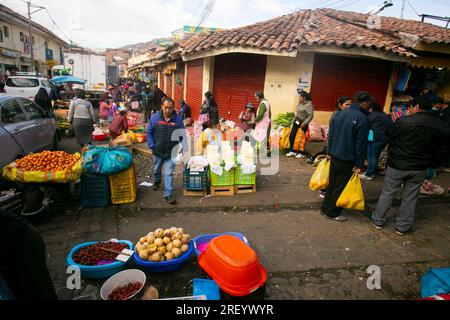 Cusco Peru, 1. Januar 2023: Die Einheimischen verkaufen Obst und Gemüse auf dem zentralen Markt von Cusco in Peru. Stockfoto