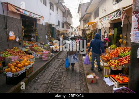 Cusco Peru, 1. Januar 2023: Die Einheimischen verkaufen Obst und Gemüse auf dem zentralen Markt von Cusco in Peru. Stockfoto