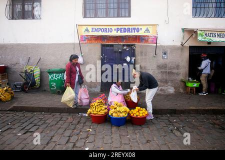 Cusco Peru, 1. Januar 2023: Die Einheimischen verkaufen Obst und Gemüse auf dem zentralen Markt von Cusco in Peru. Stockfoto