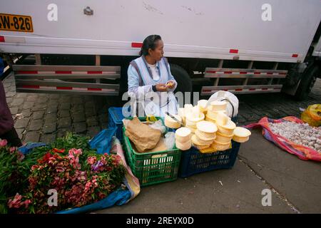 Cusco, Peru; 1. Januar 2023: Peruanischer Bio-Käse in einem Marktstand in der Stadt Cusco, Peru. Stockfoto