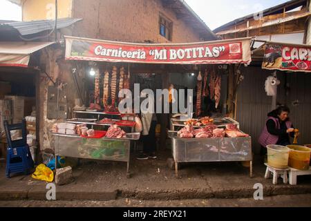 Cusco, Peru; 1. Januar 2023: Verkaufsstand für Fleisch auf dem Zentralmarkt von Sant Jerónimo de Cusco in Peru. Stockfoto
