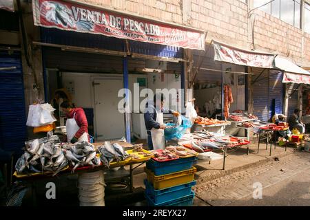 Cusco, Peru; 1. Januar 2023: Ein Mann, der Fisch auf einem Straßenmarkt in Cusco, Peru, verkauft. Stockfoto
